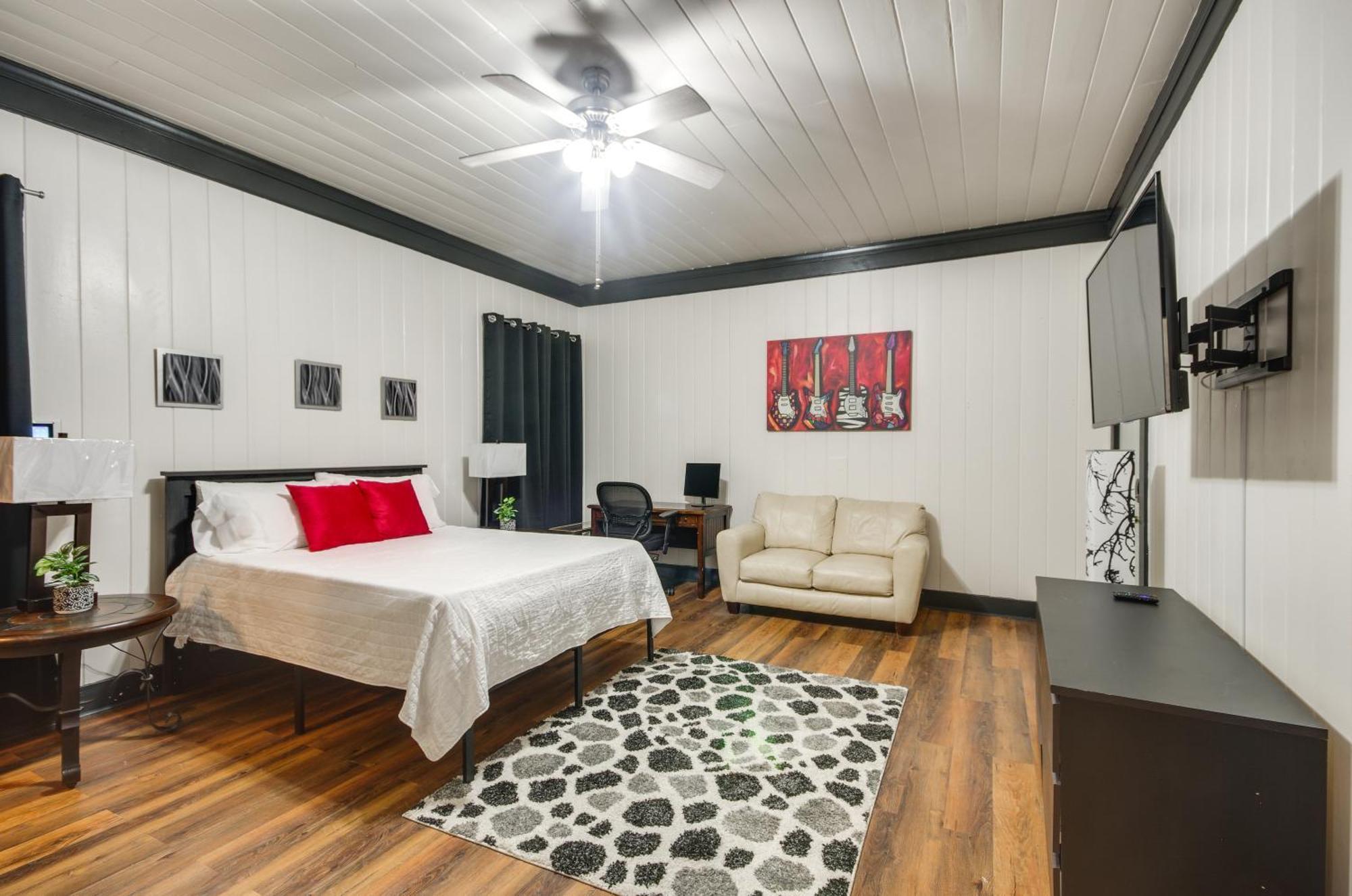 Modern Greenwood Studio Less Than 1 Mi To Downtown! ภายนอก รูปภาพ