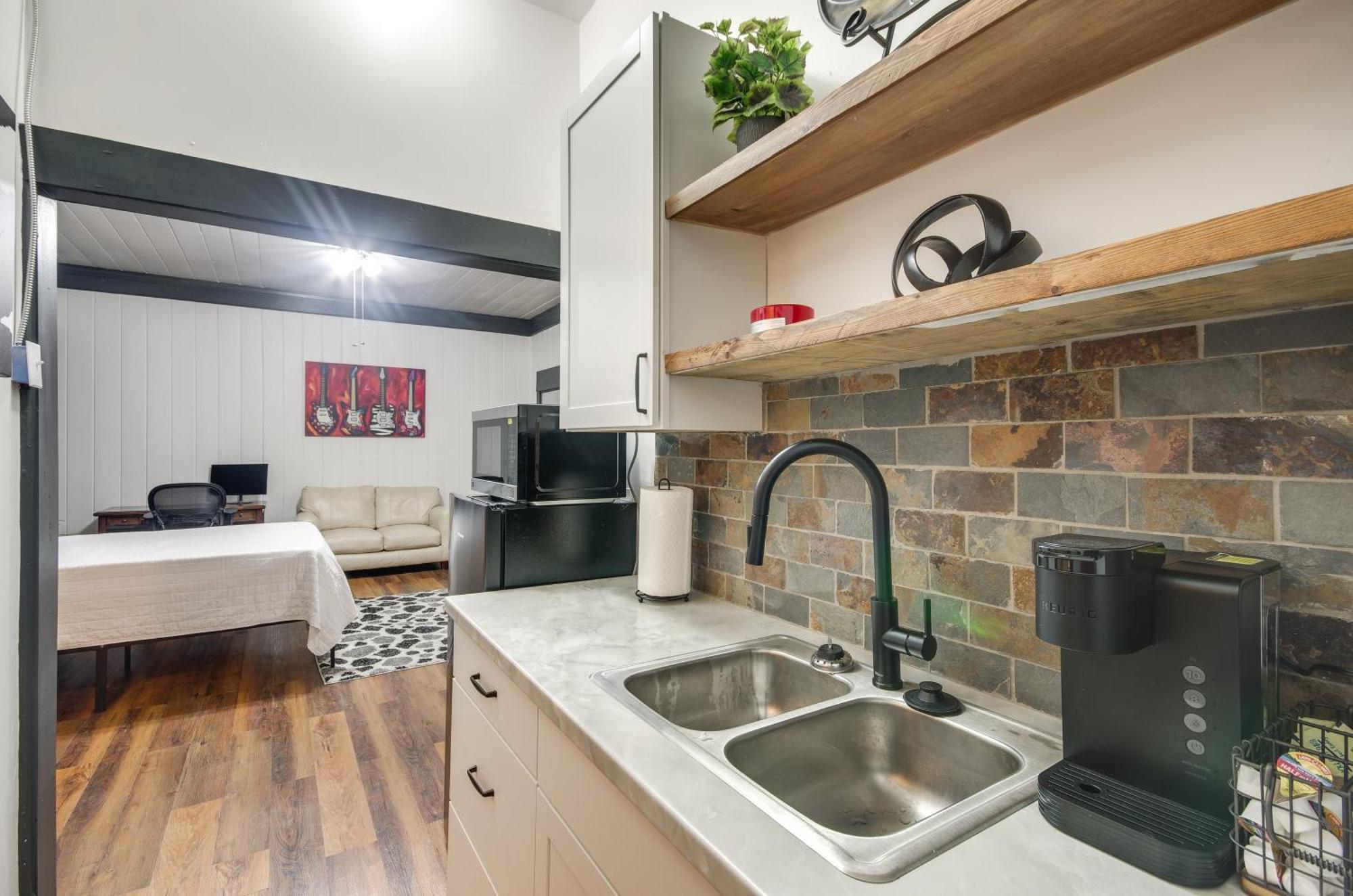 Modern Greenwood Studio Less Than 1 Mi To Downtown! ภายนอก รูปภาพ