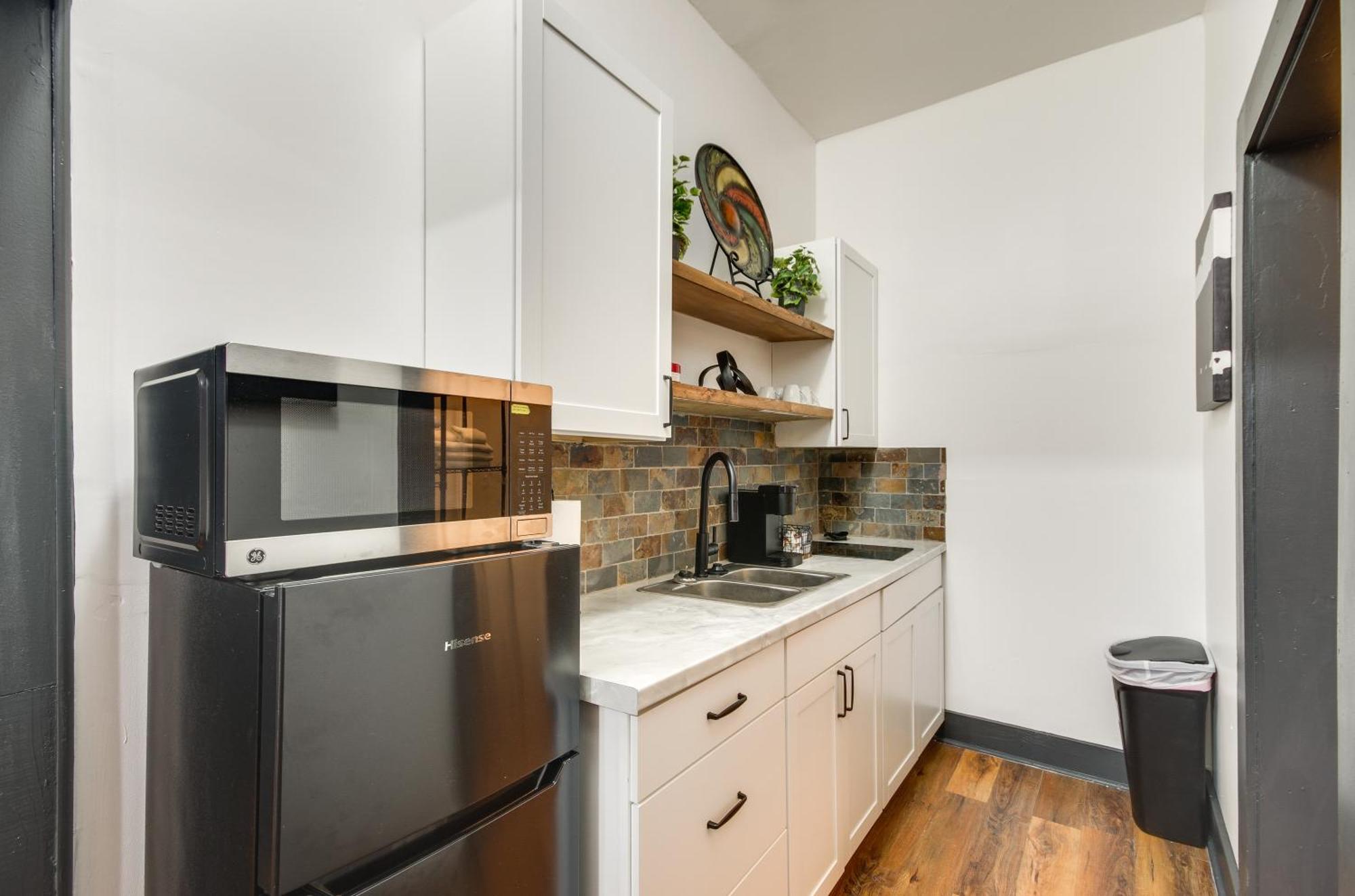 Modern Greenwood Studio Less Than 1 Mi To Downtown! ภายนอก รูปภาพ